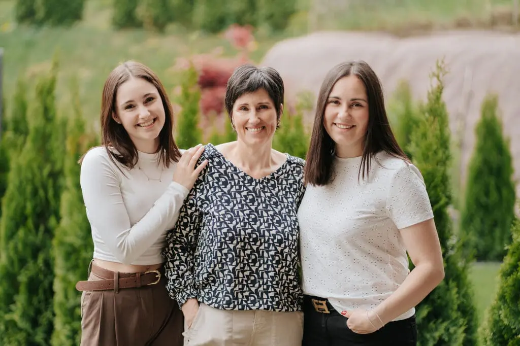 Martina, Lea e Sara Tondelli, le host dei Montoni Chalets, insieme in giardino