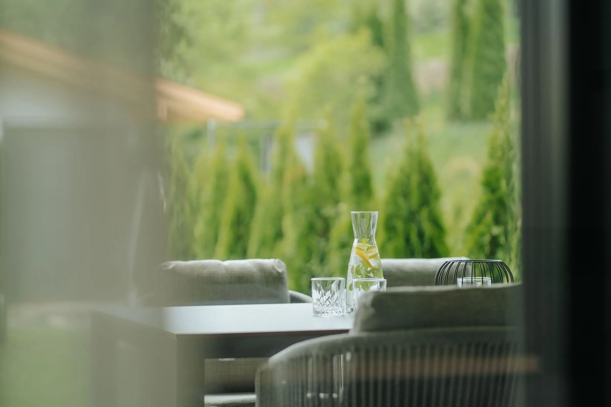 Terrazza dell'Appartamento Garden con mobili eleganti e vista su giardino rigoglioso.