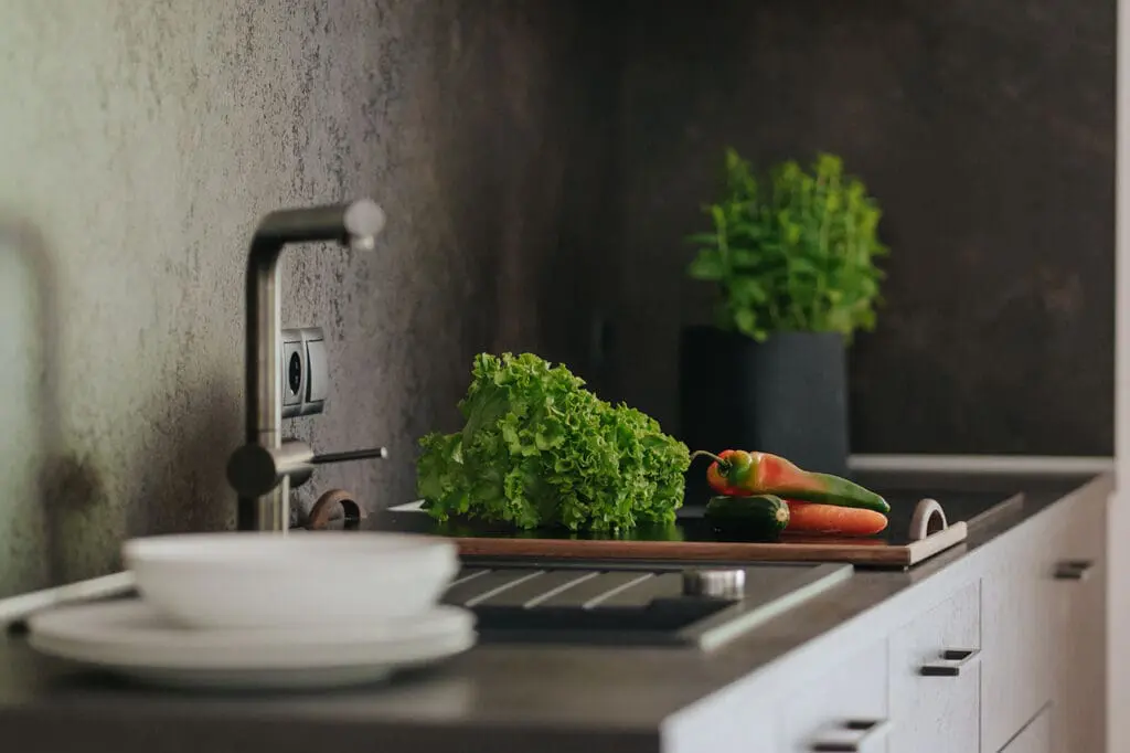 A chopping board with vegetables in the modern kitchen of a Montoni Chalets holiday apartment in Prad am Stilfserjoch.