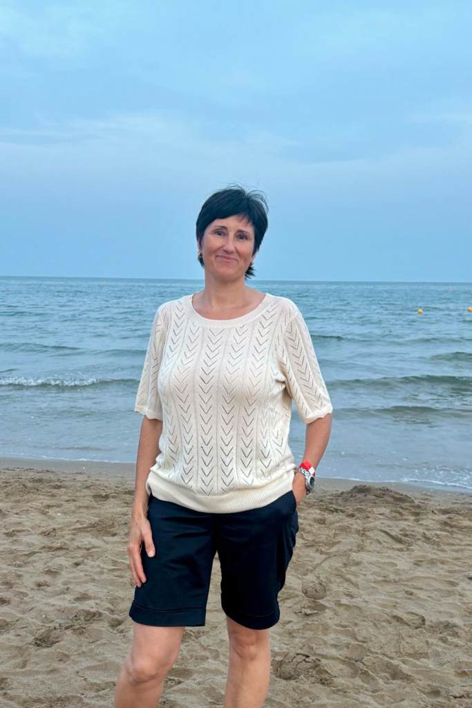Martina Tondelli steht am Strand.