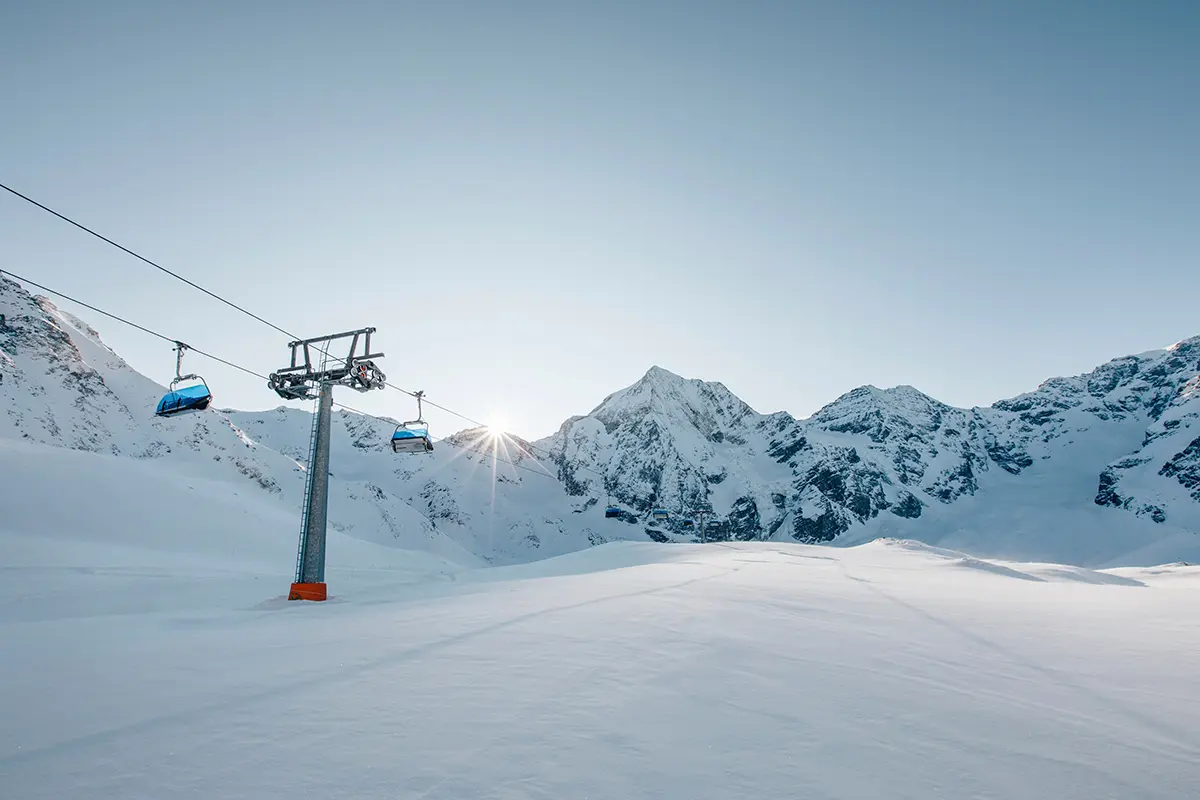 Verschneites Bergpanorama mit Skilift im Skigebiet Sulden im Vinschgau.