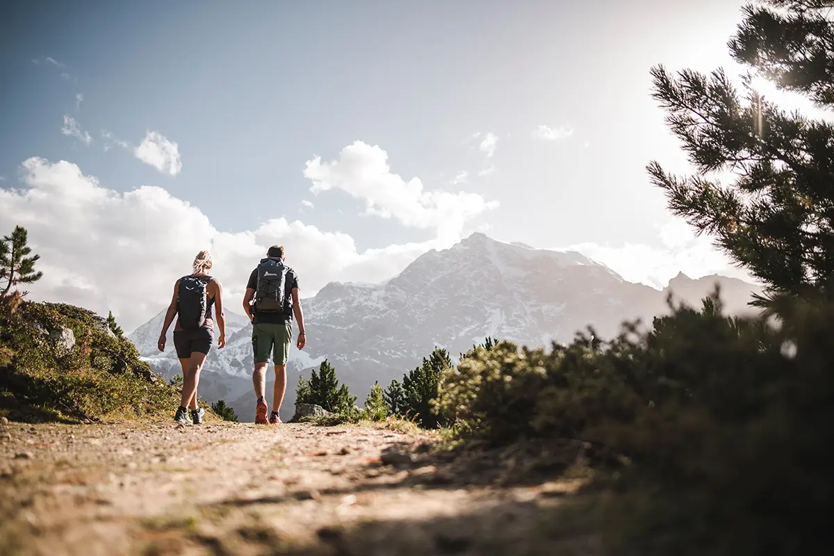 Zwei Personen machen eine Bergwanderung im Vinschgau.