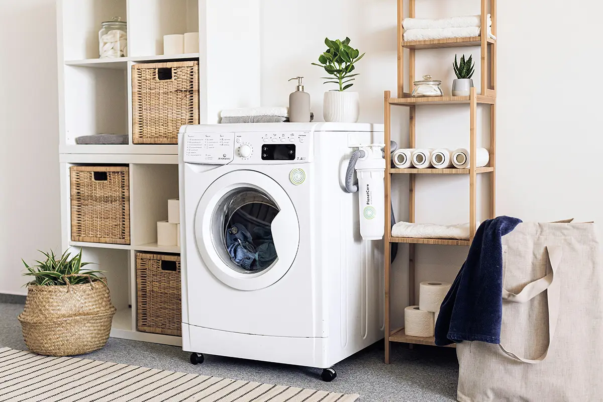 Waschmaschine, Waschmittel und Regale in einer modern eingerichteten Waschküche.